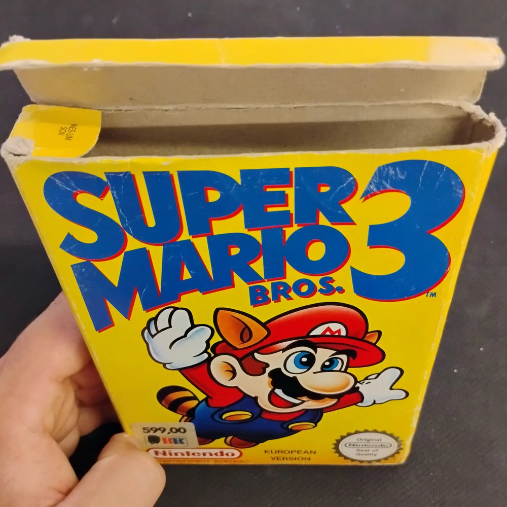 
                  
                    Super Mario Bros. 3 i æske (SCN)
                  
                